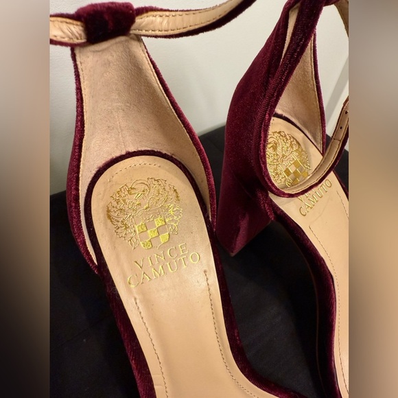 Vince Camuto Red Velvet VP Malissa Medium Thick Heel Size 9 Strappy - Picture 5 of 6